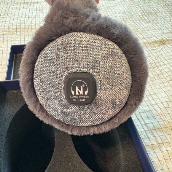Aroma Season Ear Warmer rechargeable with charging cord in box grey. - Picture 5 of 7